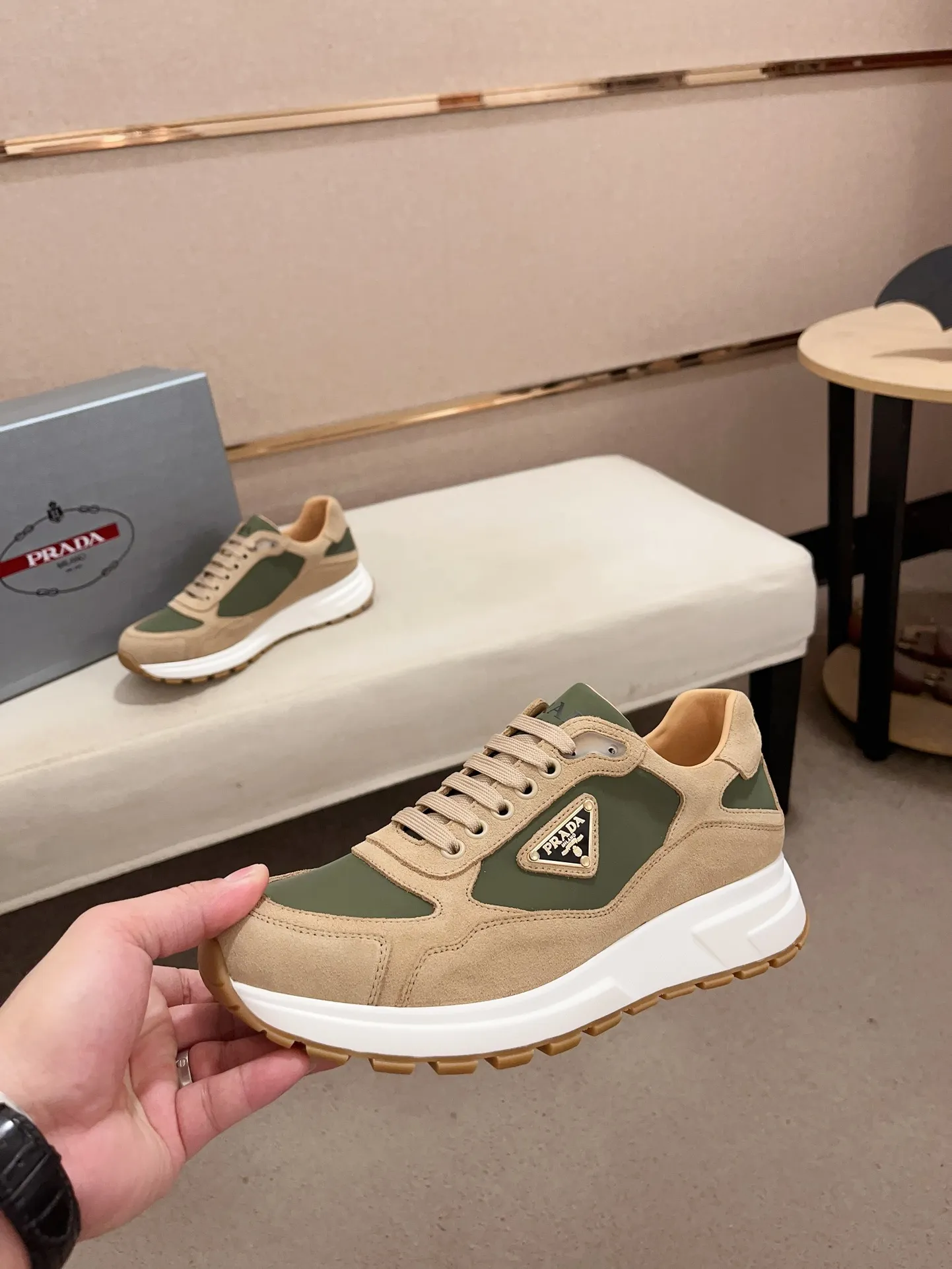 Men's Men's Shoes 💰 580💰 ✔️✔️✔️High-quality new PRADA (Prada) counters are launched simultaneously. The new men's shoes and 😘fabric are made of selected first-layer cowhide and technological glue-spraying technology. Lining: Full cowhide lining. 👍🏿High-end☄️Open-molded non-slip rubber outsole, exquisite lines, simple and elegant, comfortable and high-end for leisure travel. Code number: 38 to 44 (can be customized to 45, non-refundable!